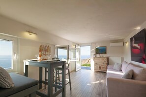 Smart TV, videogiochi, lettore DVD, libri