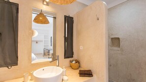 Douche, sèche-cheveux, serviettes fournies, papier toilette