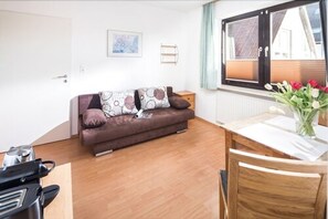 Leilighet, 1 dobbeltseng, byutsikt, ved strandkanten | Oppholdsområde | Flatskjerm-TV