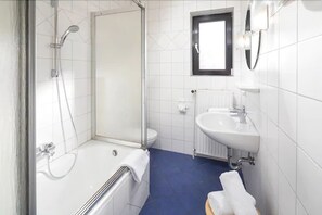 Apartment, 2 Queen Beds, Non Smoking, City View | Bathroom | Hair dryer, towels, toilet paper - Birkenhof (Norderney)