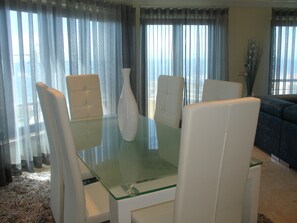 Dining - Luxury Apartment wit a privileged sea view, swimming pool, 5 min walk from the beach (Ericeira)