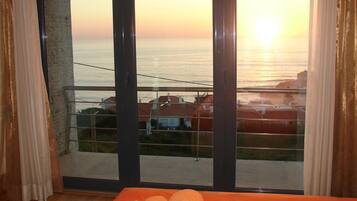 3 bedrooms, iron/ironing board, travel cot, free WiFi