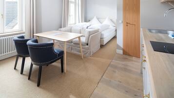 Comfort-Apartment, 1 Queen-Bett (for 2) | Allergikerbettwaren, schallisolierte Zimmer, Bügeleisen/Bügelbrett
