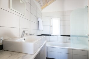 Badewanne, Haartrockner, Bidet, Handtücher