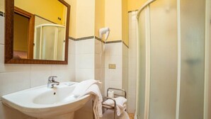 Double Room, 1 Queen Bed, Non Smoking | Bathroom | Shower, free toiletries, hair dryer, bidet - Agriturismo Le Mistral (Sommacampagna)