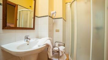 Double Room, 1 Queen Bed, Non Smoking | Bathroom | Shower, free toiletries, hair dryer, bidet