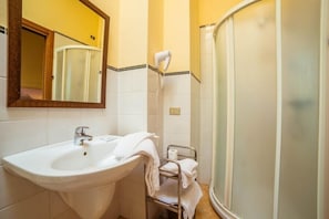 Doppelzimmer, 1 Queen-Bett, Nichtraucher | Badezimmer | Dusche, kostenlose Toilettenartikel, Haartrockner, Bidet