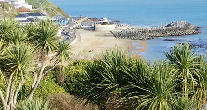 2 bedroom apartment situated in spectacular location in Ventnor