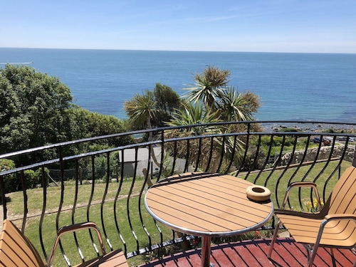 2 bedroom apartment situated in spectacular location in Ventnor