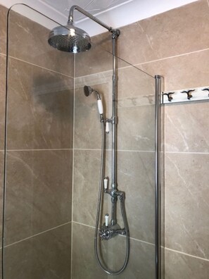 Combined shower/bathtub, towels, toilet paper - 2 bedroom apartment situated in spectacular location in Ventnor (Ventnor)