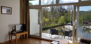 TV, DVD player, books, stereo - Modern Waterfront Boathouse With Beautiful Balcony On Windermere Marina (Bowness-on-Windermere)