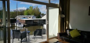 TV, DVD player, books, stereo - Modern Waterfront Boathouse With Beautiful Balcony On Windermere Marina (Bowness-on-Windermere)