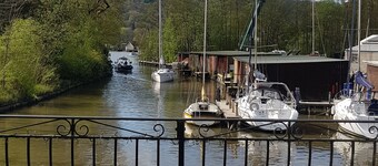 Remise à bateaux moderne au bord de l'eau avec magnifique balcon sur la marina de Windermere