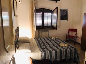 3 bedrooms, iron/ironing board, free WiFi, bed sheets - a quiet little house in Mondello (Palermo)