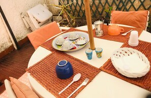 Outdoor dining - a quiet little house in Mondello (Palermo)