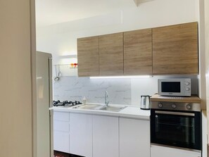 Réfrigérateur, four à micro-ondes, un four, surface de cuisson