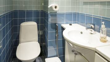 Apartment, 4 Bedrooms, Sauna | Bathroom | Shower, hair dryer, bidet, towels