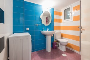Combined shower/bathtub, hair dryer, towels, soap