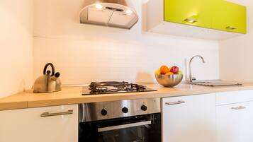 Kühlschrank, Ofen, Wasserkocher mit Kaffee-/Teezubehör, Hochstuhl