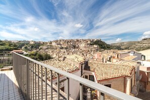 Property grounds - Ulisse, apartment with terrace and panoramic view in Ragusa Ibla (Ragusa Ibla)