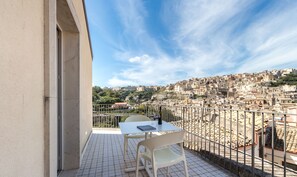 Outdoor dining - Ulisse, apartment with terrace and panoramic view in Ragusa Ibla (Ragusa Ibla)