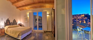 1 bedroom, travel crib, free WiFi, bed sheets - Ulisse, apartment with terrace and panoramic view in Ragusa Ibla (Ragusa Ibla)