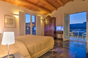 1 bedroom, travel crib, free WiFi, bed sheets - Ulisse, apartment with terrace and panoramic view in Ragusa Ibla (Ragusa Ibla)