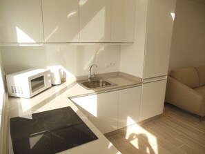 Geladeira, micro-ondas, fogão, cooktop