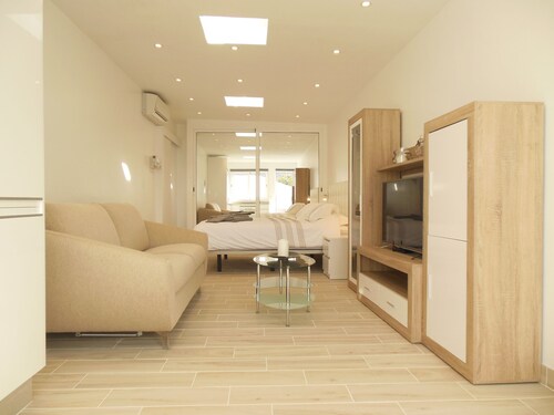 Studio de luxe nouvellement construit avec jardin ensoleillé, WIFI, climatisation et télévision Sky