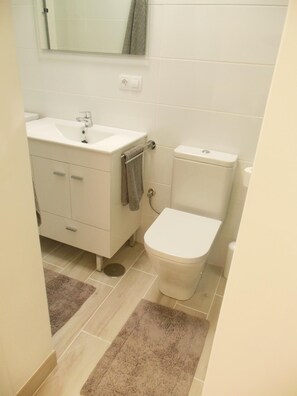 Haartrockner, Handtücher, Toilettenpapier