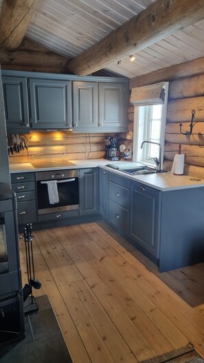 Een koelkast, een oven, een kookplaat, een vaatwasser