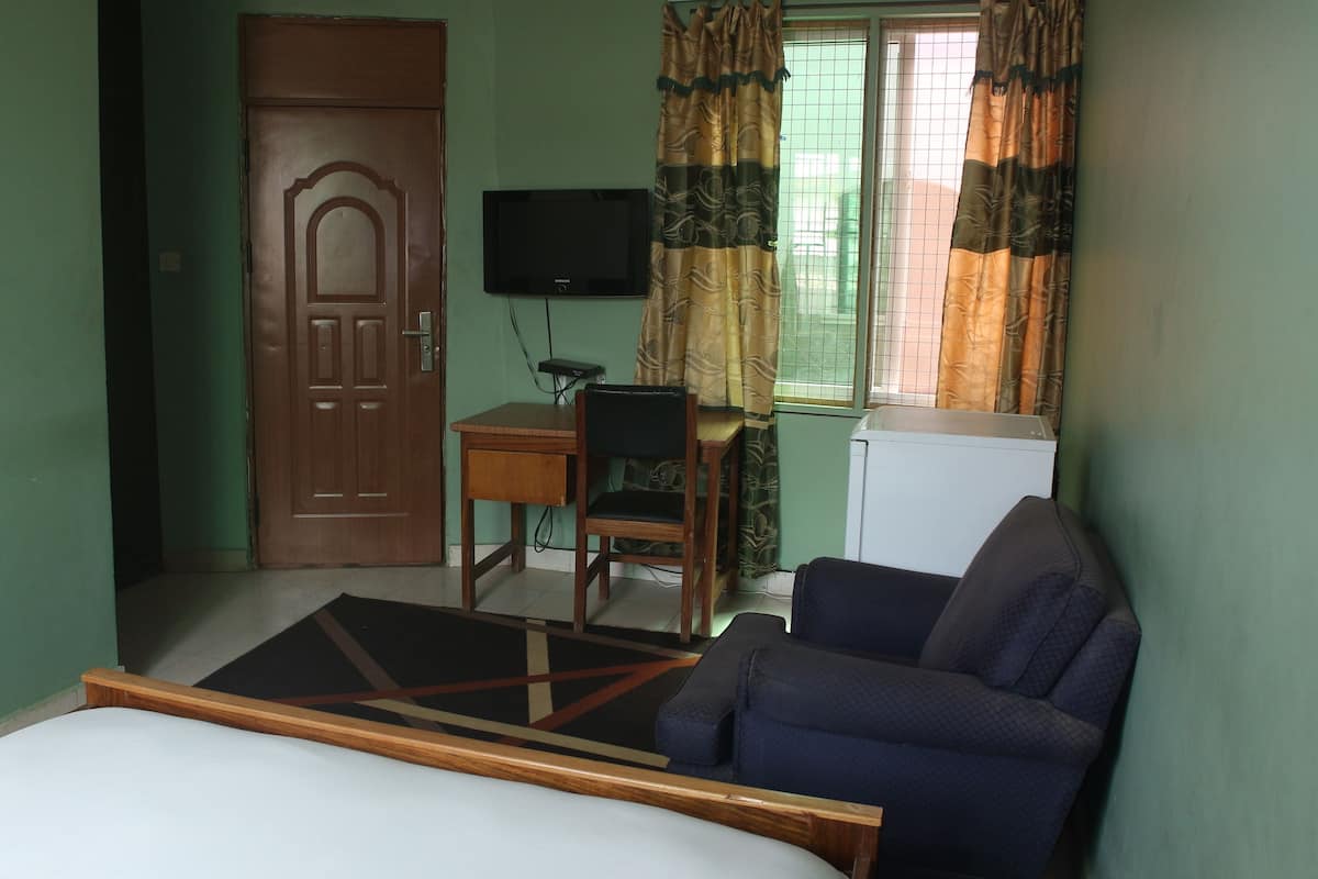 Habitación doble estándar | Decoración personalizada, muebles diferentes, escritorio y wifi gratis