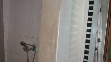 Basic Double Room | Bilik Mandi | Pancuran mandi, hulu semburan mandi hujan, tuala disediakan