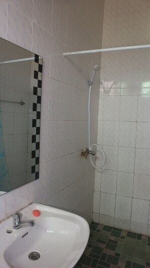 Standard Double Room | Bathroom | Shower, rainfall showerhead, towels - Eurospin Hotel (Janman)
