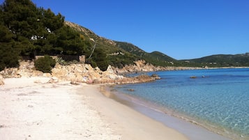 Plage à proximité, chaises longues, serviettes de plage