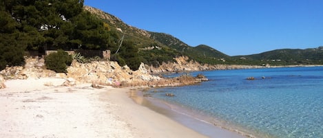 Playa en los alrededores, camastros y toallas de playa 