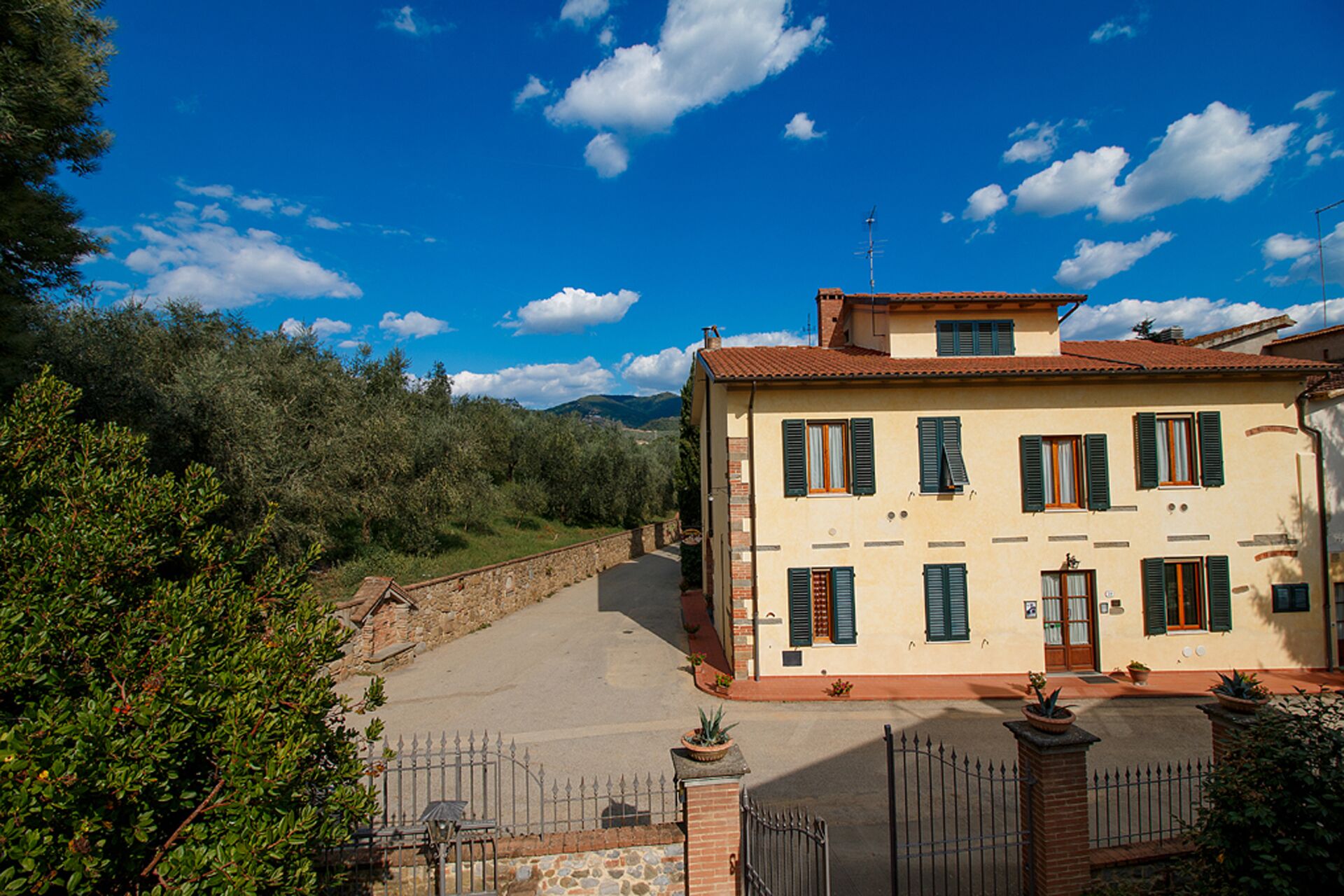 Farm holidays in Vinci. Apartment with bedroom, kitchen and bathroom