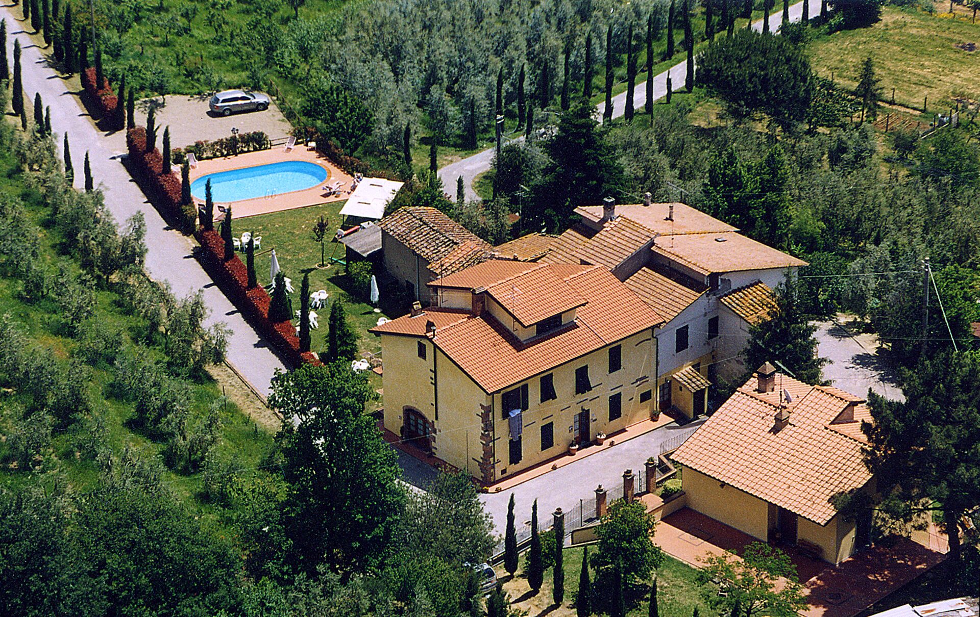 Farm holidays in Vinci. Apartment with bedroom, kitchen and bathroom