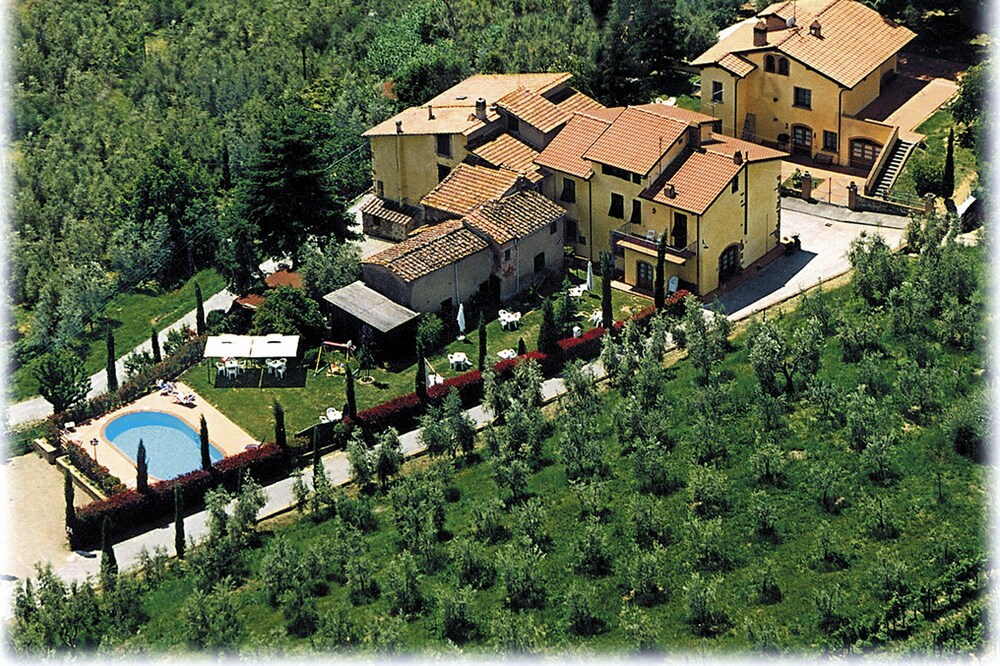 Farm holidays in Vinci. Apartment with bedroom, kitchen and bathroom