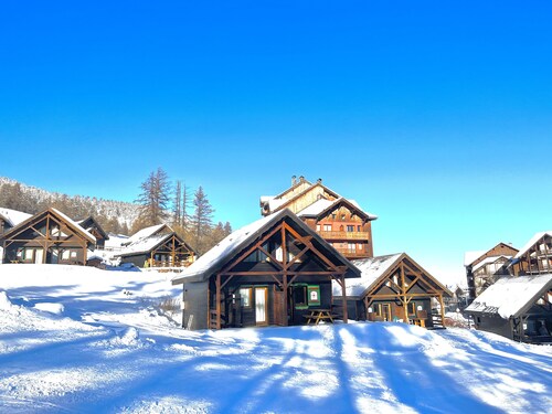 Chalet rinteiden edessä RISOUL 1850