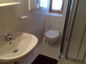 Bruser, hårtørrer, håndklæder, Toiletpapir