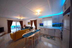 Villa, 2 chambres, 2 salles de bains | Cuisine privée | Grand réfrigérateur, four, plaque de cuisson, lave-vaisselle