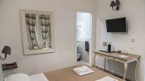 Desk, blackout curtains, iron/ironing board, cots/infant beds - Juno Pantheon (Rome)