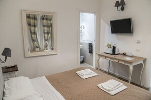 Desk, blackout curtains, iron/ironing board, cots/infant beds - Juno Pantheon (Rome)
