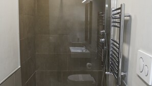 Bathroom shower - Juno Pantheon (Rome)