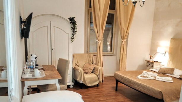 Desk, blackout curtains, iron/ironing board, cots/infant beds - Juno Pantheon (Rome)