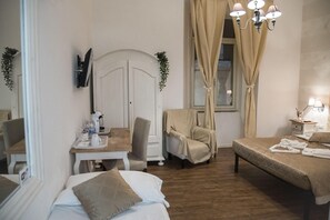 Desk, blackout curtains, iron/ironing board, cots/infant beds - Juno Pantheon (Rome)