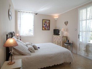4 habitaciones, tabla de planchar con plancha y cuna de viaje