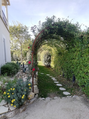 Property grounds - LOU PASTRE **** Architect's villa, near the city center (Saint-Rémy-De-Provence)