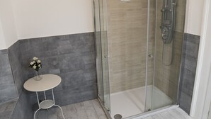Quadruple Room (5) | Bathroom | Shower, free toiletries, hair dryer, bidet - Baldassini Suites (Rome)